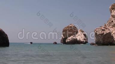 希腊，塞浦路斯，阿芙罗狄蒂的游泳池，岩石从海水中伸出，海岸上有岩石，岩石垂直伸展
